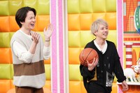左から菊池風磨、二宮和也。(c)日本テレビ