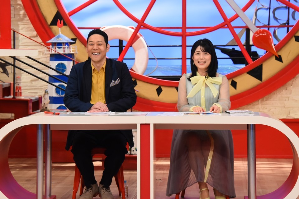 左から東野幸治、中島めぐみアナウンサー。(c)関西テレビ