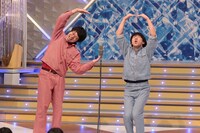 ファーストラウンドでネタを披露するフースーヤ。(c)NHK