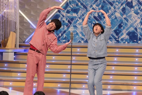 ファーストラウンドでネタを披露するフースーヤ。(c)NHK