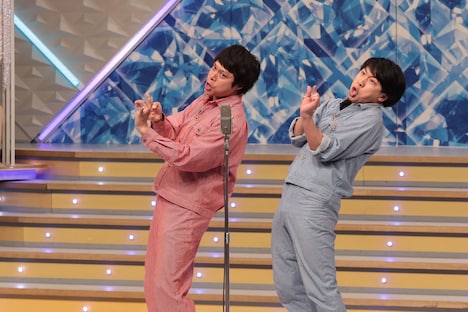 決勝でネタを披露するフースーヤ。(c)NHK