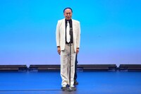 縦に重なる錦鯉。