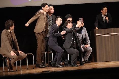 芸人たちとともに率先して自撮りをするマシンガンズ滝沢。