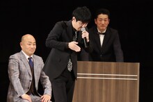 ノコギリの音をモノマネするショウショウ昇司。