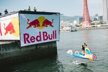 水面に落下する久地々ディレクター（ジャルジャル後藤）。(c)Suguru Saito／Red Bull Flight Day