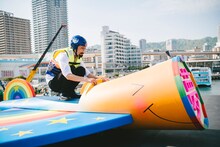機体に思いを込める夢なし大学生（ジャルジャル福徳）。(c)Suguru Saito／Red Bull Flight Day