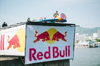 なぜか飛ぶことになった久地々ディレクター（ジャルジャル後藤）。(c)Suguru Saito／Red Bull Flight Day