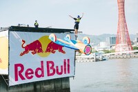 飛び立つ久地々ディレクター（ジャルジャル後藤）。(c)Suguru Saito／Red Bull Flight Day
