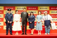 にしたんクリニック新CM発表会に登壇した（左から）にしたんクリニックを運営支援するエクスコムグローバル株式会社の西村社長、黒木瞳、船越英一郎、3時のヒロイン。