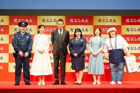 にしたんクリニック新CM発表会に登壇した（左から）にしたんクリニックを運営支援するエクスコムグローバル株式会社の西村社長、黒木瞳、船越英一郎、3時のヒロイン。