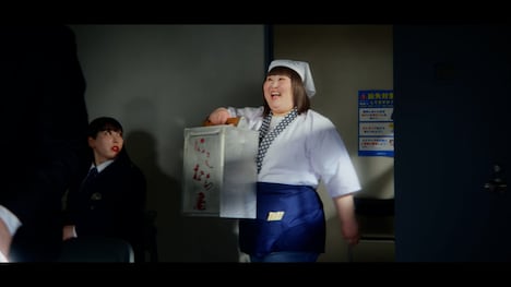 にしたんクリニック新CM「取り調べ」編のワンシーン。