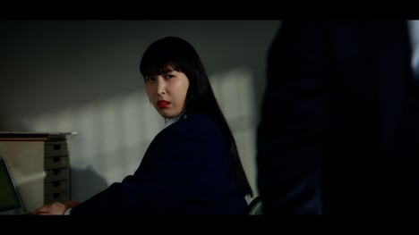 にしたんクリニック新CM「取り調べ」編のワンシーン。