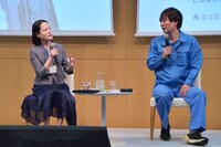 マシンガンズ滝沢と足立区の栗木課長（左）。