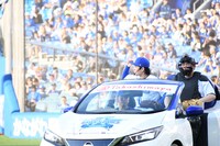 リリーフカーで登場する令和ロマン。