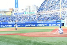 「ピッチャーとキャッチャーが逆」というひとボケを行う令和ロマン。