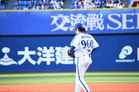 マウンドに向かう令和ロマンくるま。