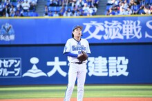 マウンドに立つ令和ロマンくるま。