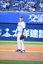 マウンドに立つ令和ロマンくるま。