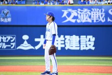 マウンドに立つ令和ロマンくるま。