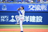 構える令和ロマンくるま。