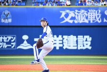 投球する令和ロマンくるま。