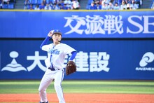 投球する令和ロマンくるま。