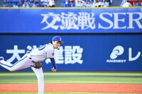 投球する令和ロマンくるま。