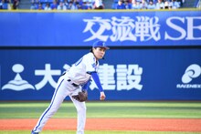 投球する令和ロマンくるま。