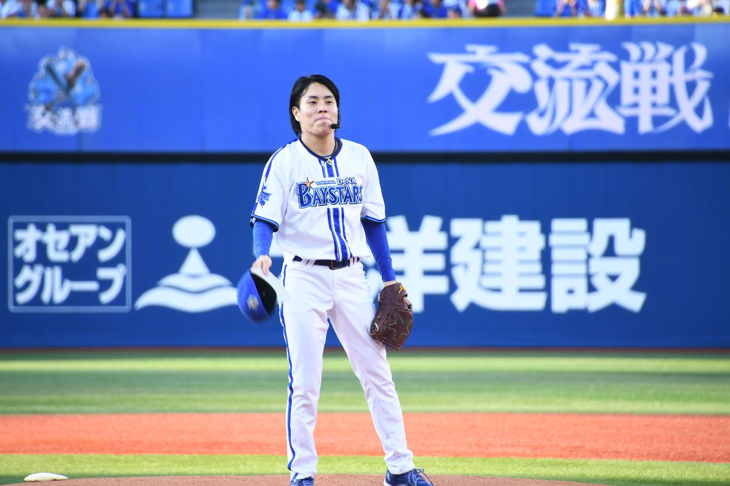 投球を終えた令和ロマンくるま。