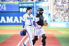 セレモニアルピッチを終えた令和ロマン。