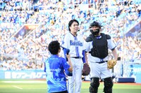 セレモニアルピッチの感想を聞かれ、答える令和ロマンくるま（中央）。