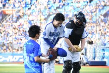 中途半端な球になったことをお詫びする令和ロマン。