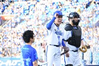 気持ちを切り替えて、ベイスターズにエールを送る令和ロマンくるま（中央）。