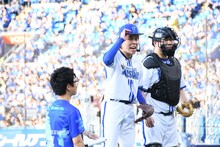 気持ちを切り替えて、ベイスターズにエールを送る令和ロマンくるま（中央）。