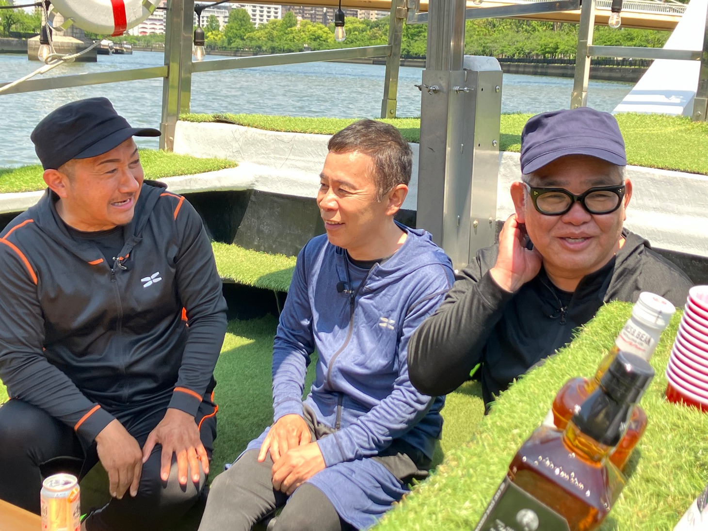 左から矢野勝也、ナインティナイン岡村、兵動大樹。(c)テレビ大阪