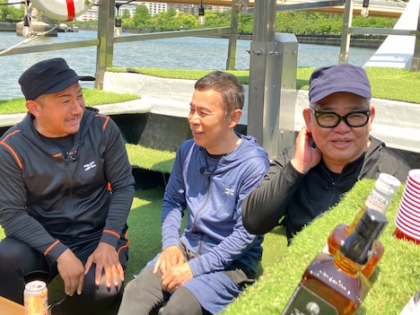 左から矢野勝也、ナインティナイン岡村、兵動大樹。(c)テレビ大阪