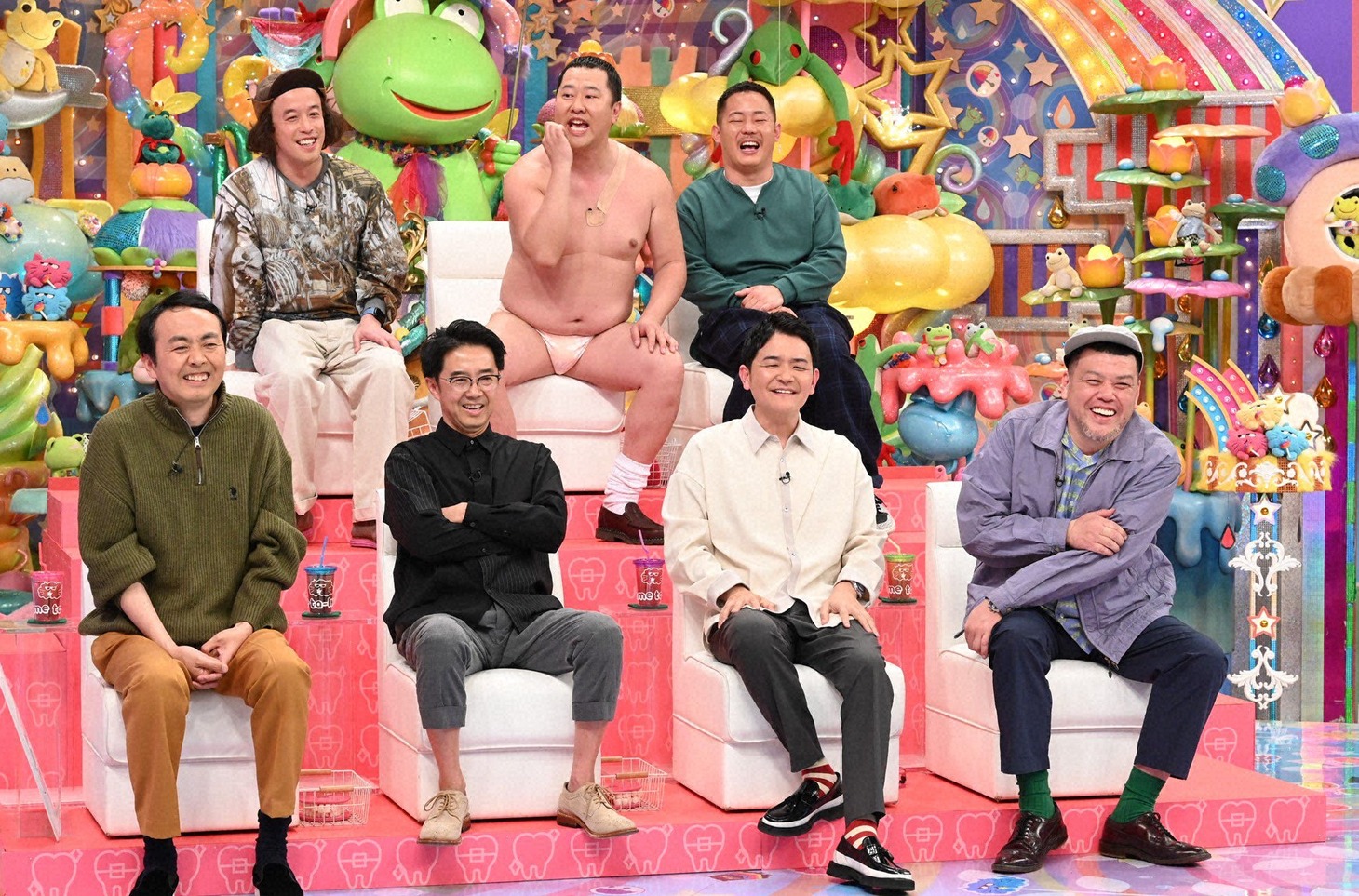 「歯を矯正してる芸人」の（前列左から）アンガールズ田中、おぎやはぎ矢作、千鳥ノブ、野性爆弾くっきー！、（後列左から）エレキコミックやつい、とにかく明るい安村、ザ・マミィ酒井。(c)テレビ朝日