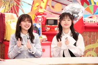 左から、山下葉留花、なえなの。(c)フジテレビ