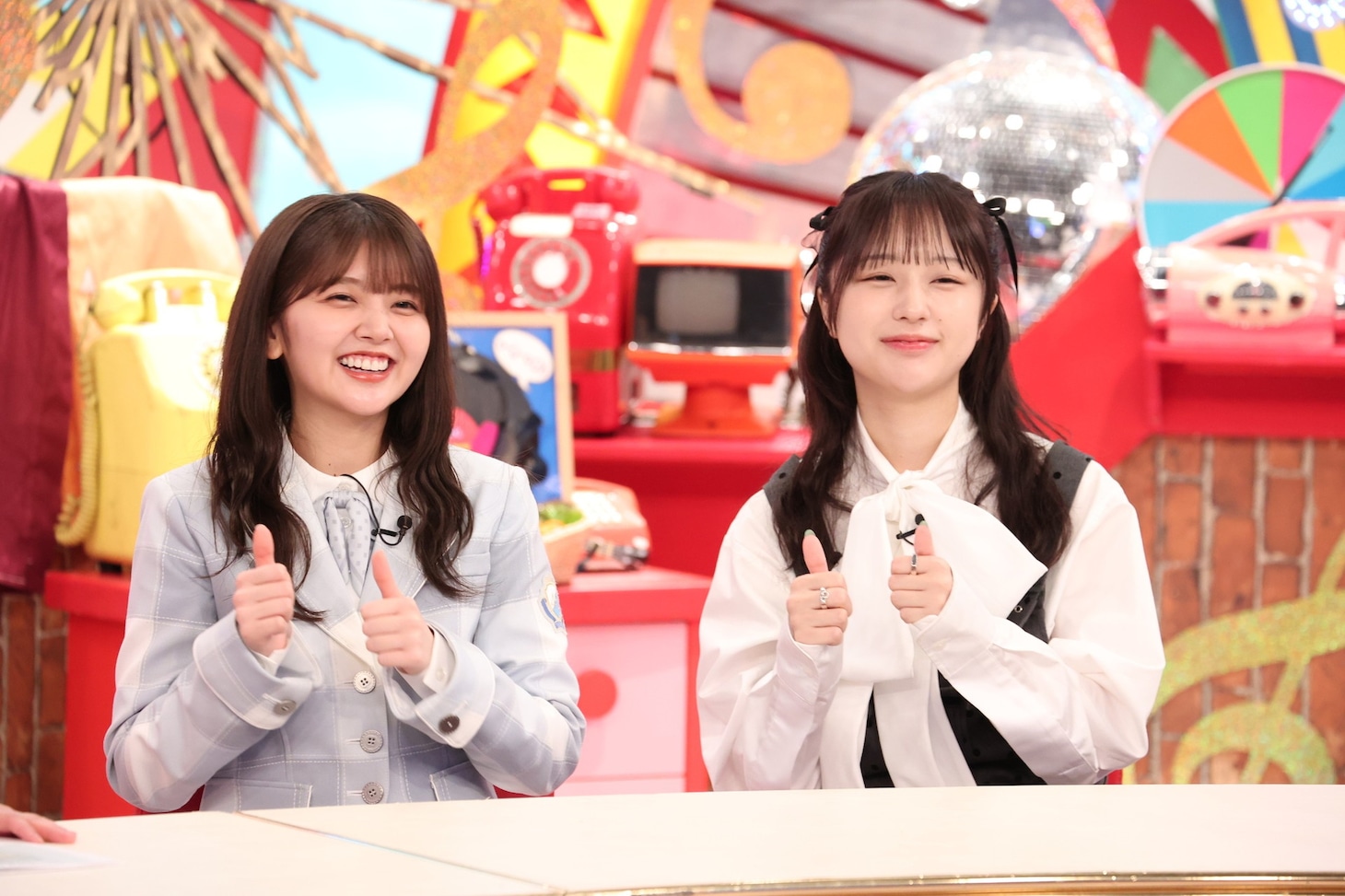 左から、山下葉留花、なえなの。(c)フジテレビ