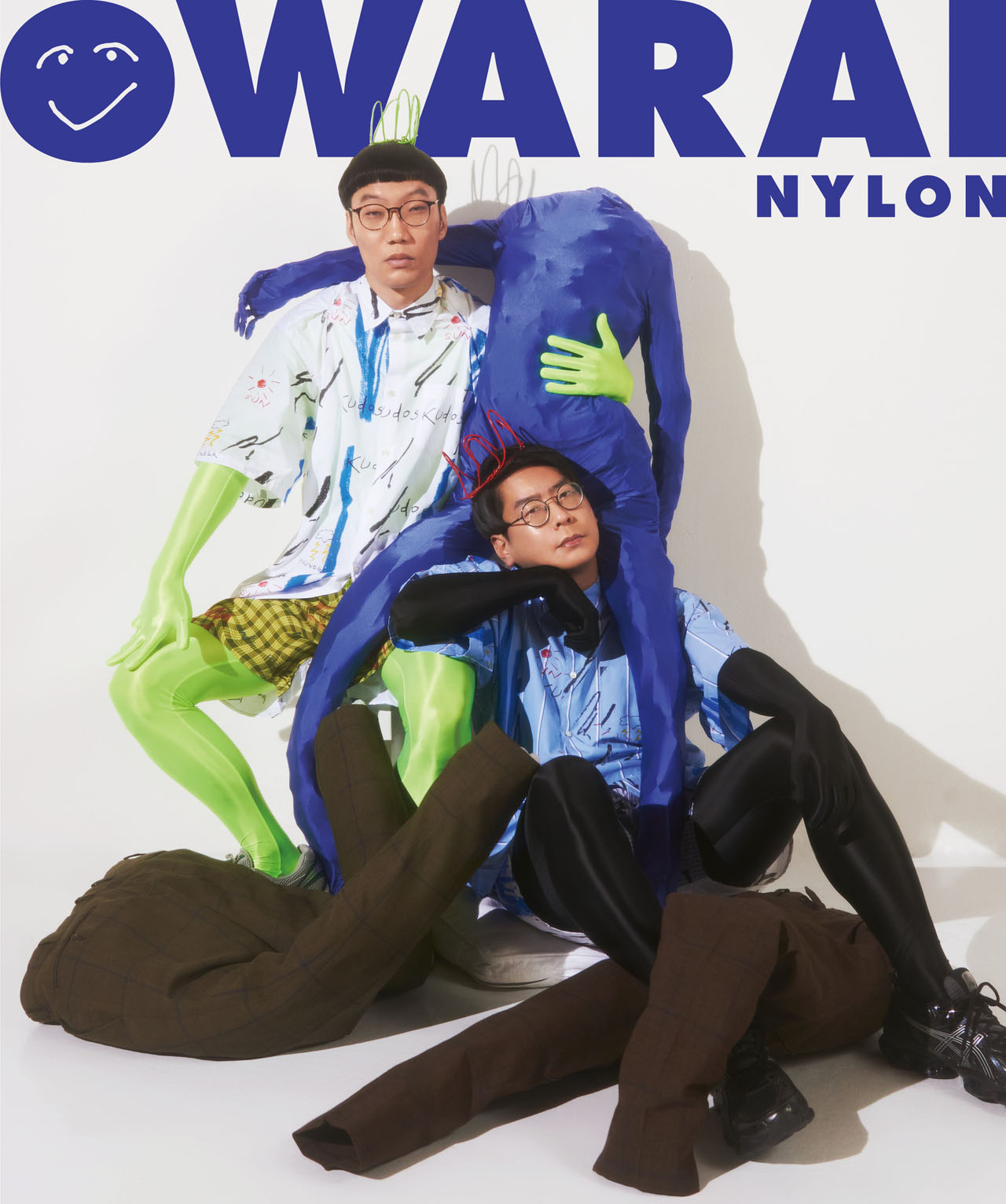 男性ブランコが飾る「OWARAI NYLON 02」表紙。
