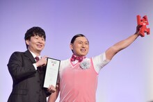 「第61回ギャラクシー賞贈賞式」に登壇したオードリー。