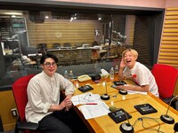 ゲストの平成ノブシコブシ吉村（左）とお見送り芸人しんいち（右）。