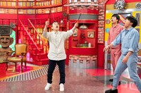 中国ゴマに挑戦するナインティナイン岡村と、フースーヤ。(c)ABCテレビ