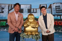 「ダイエット島」MCの長嶋一茂（左）と南海キャンディーズ山里。(c)フジテレビ