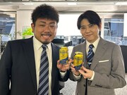梶裕貴（右）と共演した鬼越トマホーク・金ちゃん（左）。