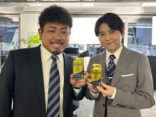 梶裕貴（右）と共演した鬼越トマホーク・金ちゃん（左）。
