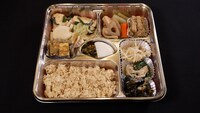 歯づまり弁当。「発芽玄米」「塩昆布入り卵焼き」「鶏ササミとにらのオイスターソース炒め」「松かさイカとネギの中華炒め」「レンコンとタケノコとフキの煮物」「たたきゴボウ」「もやしナムル」「青菜とエノキの旨塩炒め」「ワカメの酢の物」「ゴマ高菜漬け」「浅漬け大根」が入っている。