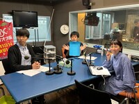 左からカベポスター、和田麻実子アナウンサー。