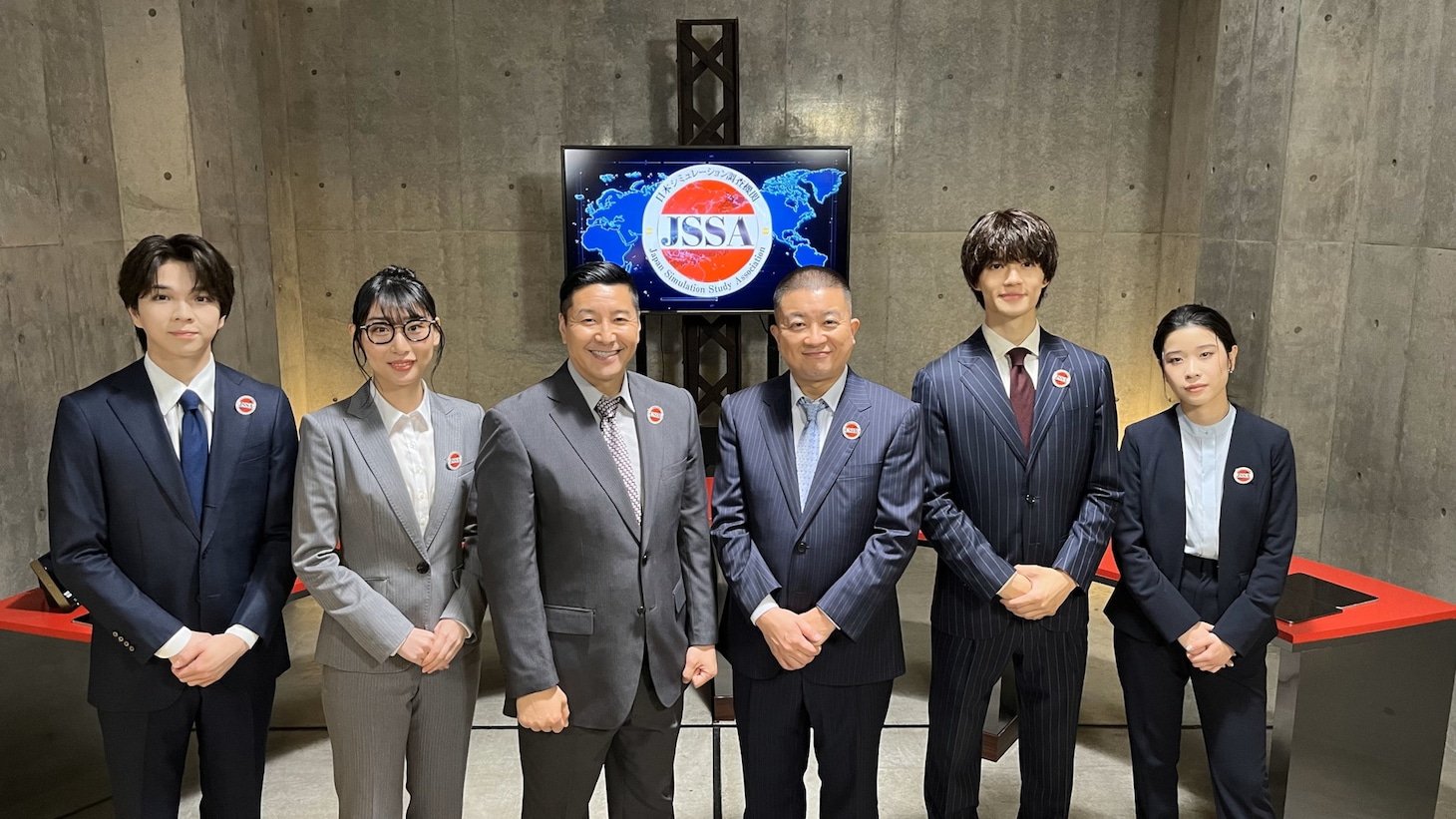 「～ニッポン超緊急事態シミュレーション～もしも怪獣が襲ってきたら」の出演者たち。(c)TBS