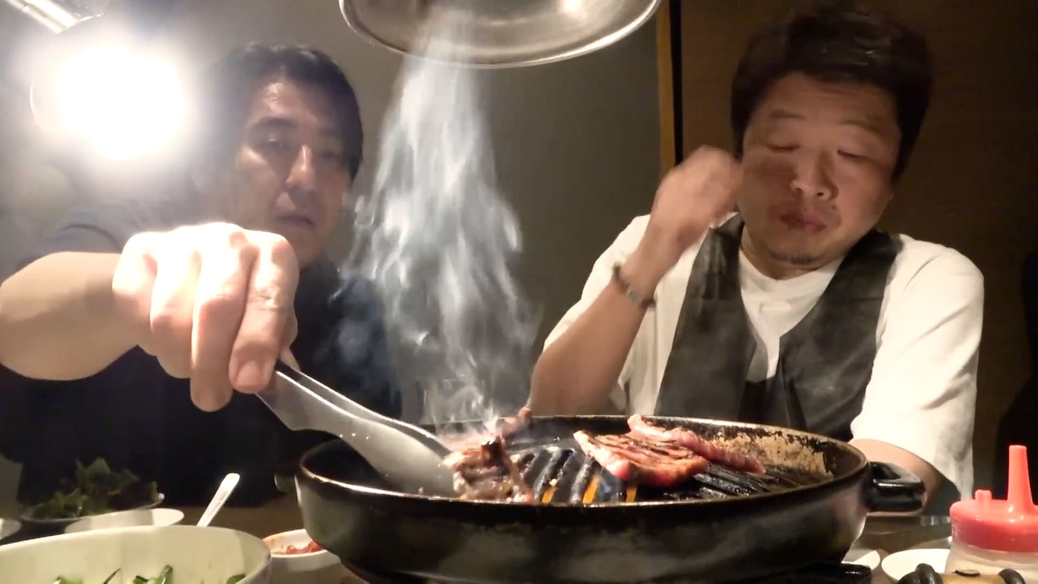 「BSノブロック～新橋ヘロヘロ団～」初回ロケで肉を焼く、佐久間宣行（左）。